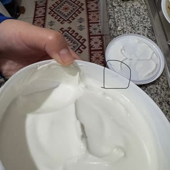 Yoğurtta Kıl Ve Ekşi Tatla Ciddi Hijyen Sorunu Ve İade Talebi