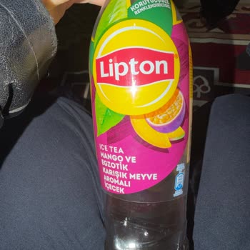 Şişe İçinde Siyah Parçacıklar Hijyen Ve Sağlık Endişesi Oluşturuyor