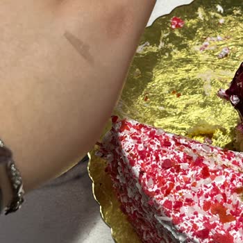 Frambuazlı Pastada Cam Benzeri Keskin Cisim Bulunması Ve Acil Soruşturma Talebi