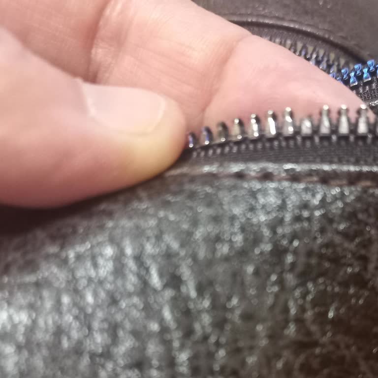 Kısa Kullanımdaki Fermuar Kırılması Ve Ücretsiz Onarım Talebi