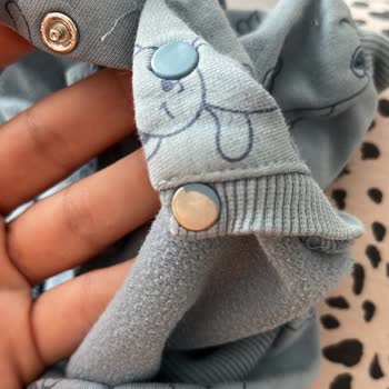 Bebek Kıyafetindeki Boya Parçası Sağlık Tehlikesi Ve Mağaza Sorumluluk Reddi