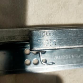 Kırılan Beyaz Tırnaklar Çekmeceler Sert Kapanıyor Ve Ücretsiz Yedek Parça Talebi