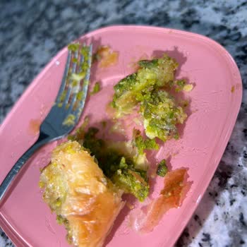 Fıstık Baklavaları Şöbiyet İçinde Kıl Bulunması Hijyen İhlali