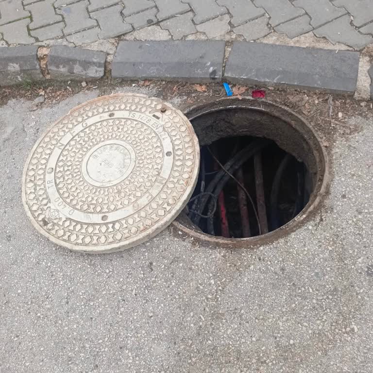 Superonline Güvensiz Altyapı Kapağı Nedeniyle Yaya Düşüp Yaralandı