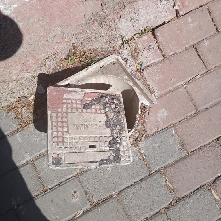 Ankara Oğuzlar Sokak'ta Fatih İlkokulu Önünde Kırık Rögar Kapağı Acil Onarım Gerekiyor