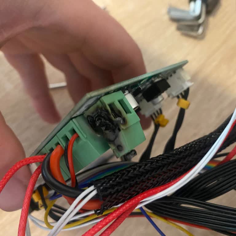 AYEDAŞ'tan Sürekli Düşük Voltaj Ve Gece Kesintileri Nedeniyle Cihaz Arızaları Ve Güvenlik Riski