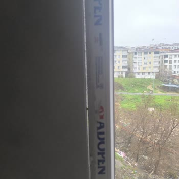 Adopen Pencerelerde Düşen Cam Tehlikesi Ve Soğuk Hava Problemi