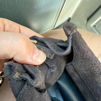 Manc Markalı Süet Çantada Kalitesiz Malzeme Ve Hızlı Yırtılma