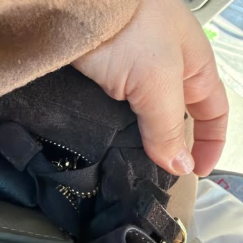 Manc Markalı Süet Çantada Kalitesiz Malzeme Ve Hızlı Yırtılma