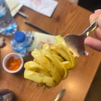 Cizre AVM Tavada Tavuk Şubesinde Kıl Çıkan Yemek Ve Personel Davranışı