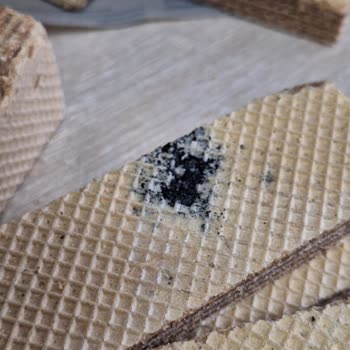 Красный Октябрь Вафли Артек из магазина Магнит Черное Вещество На Них