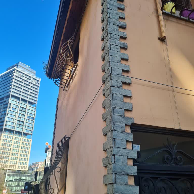 İzinsiz Kablo Binamın Cephesinde Görsel Kirliliğe Neden Oluyor