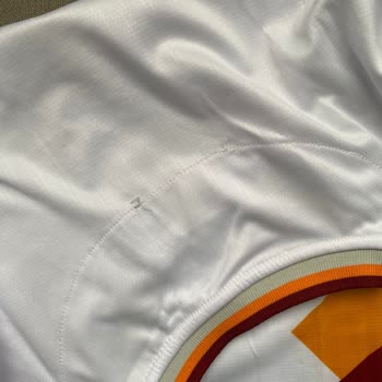 Kirli Ve Bozuk T-Şort Üzerindeki Dikiş Sorunları Ve Yetersiz Müşteri Desteği