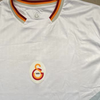 Kirli Ve Bozuk T-Şort Üzerindeki Dikiş Sorunları Ve Yetersiz Müşteri Desteği