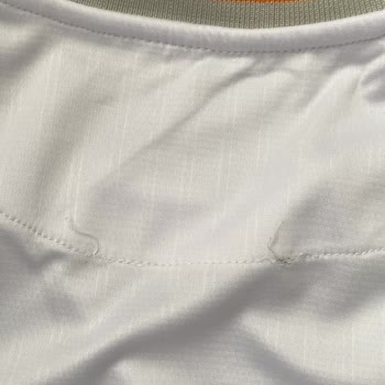 Kirli Ve Bozuk T-Şort Üzerindeki Dikiş Sorunları Ve Yetersiz Müşteri Desteği