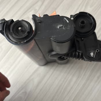 Garantili Süpürge Başlığı Kırıldı, Yetkili Servis Ücret Talep Ediyor