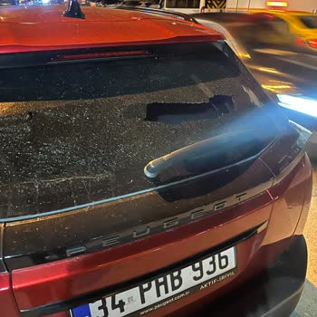Peugeot 2008 Aracımda Arka Cam İki Ayda Kendiliğinden Kırıldı Ve Buzlandı