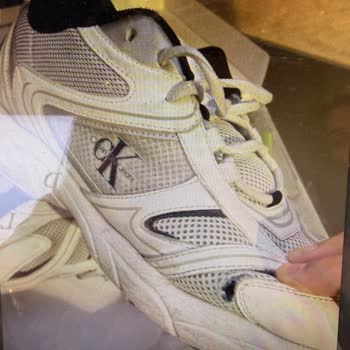 Calvin Klein Ayakkabısında Üretim Hatası Nedeniyle Dikiş Açığı