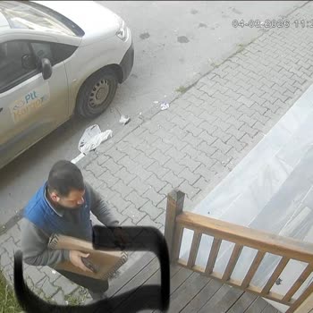 Kuryenin Bilgilendirme Yapmadan Kargoyu Dış Kapıya Bırakması Ve Teslim Edildi Olarak Gösterilmesi