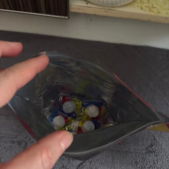 BİM Bind Activit Bulaşıkların Üzerinde Pul Pul Kalıntılar Bırakıyor