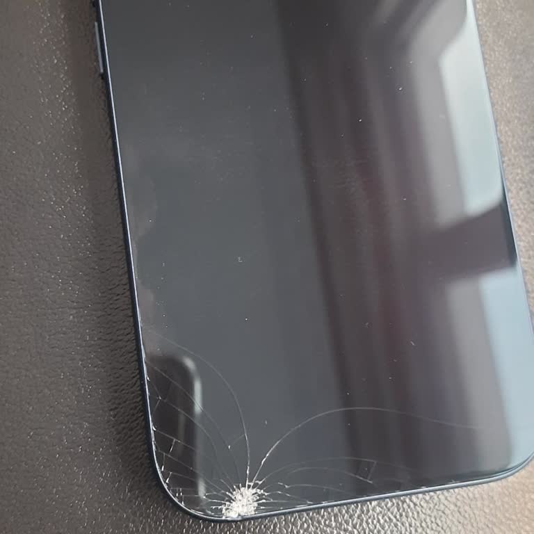 Apple IPhone 17 Pro Camı 40 Santimetre Düşüşte Çatladı, Ücretsiz Ekran Değişimi Talebi