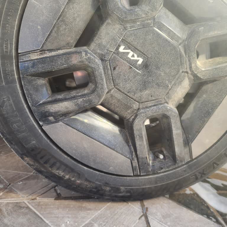 Eksik Fatura Ve Garanti Dışı Kırık Sensör İle Ayıplı Araçta Çizik Ve Boya Hatası Şikayeti