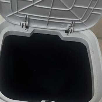 Madame Coco Çöp Kutusunun Kapak Klipsi Kırıldı