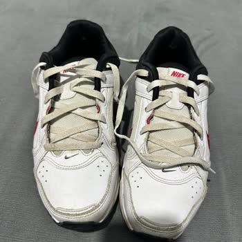 Ayıplı Nike Sneaker İç Astar Yırtılması Ve Sert Parça Yaralanması