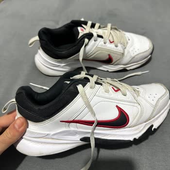 Ayıplı Nike Sneaker İç Astar Yırtılması Ve Sert Parça Yaralanması