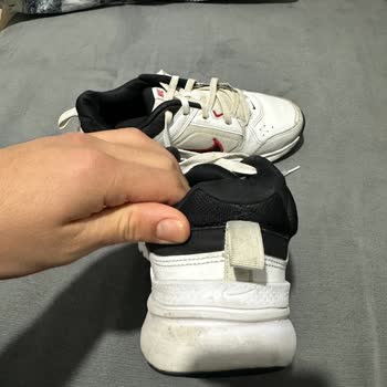 Ayıplı Nike Sneaker İç Astar Yırtılması Ve Sert Parça Yaralanması