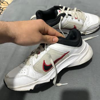 Ayıplı Nike Sneaker İç Astar Yırtılması Ve Sert Parça Yaralanması