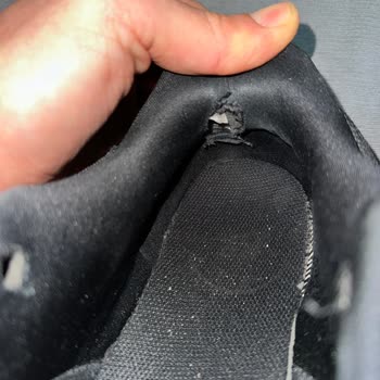 Ayıplı Nike Sneaker İç Astar Yırtılması Ve Sert Parça Yaralanması