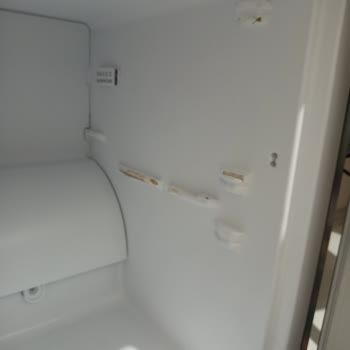 Arçelik Buzdolabımda İç Ve Dış Gövde Hasarları Ve Garanti Kapsamında Ücretsiz Onarım Talebi