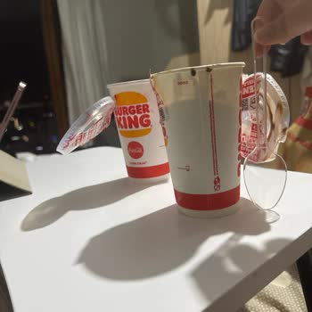 Büyük Boy Milkshake Küçük Kapakta Ve Pipetsiz Teslim Edildi