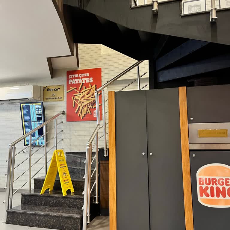 Tuvalet Kapalı, Personel Yardımsız Ve Ürün Eksikliği