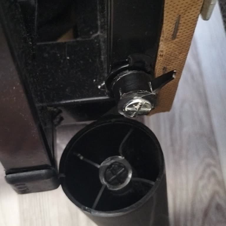 Yeni Koltuk Takımının Kırılan Ayağı Güvenlik Açığı Yaratıyor, Mağaza İlgisiz Davranıyor