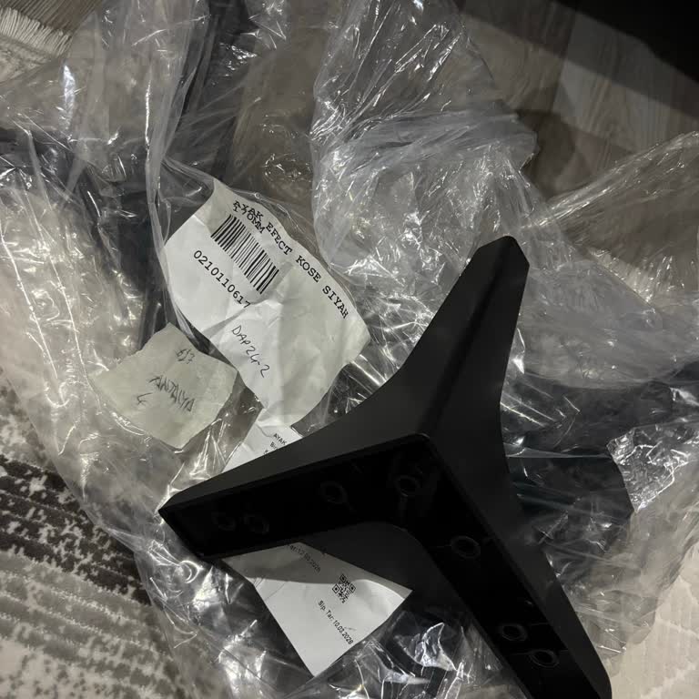 Yeni Koltuk Takımının Kırılan Ayağı Güvenlik Açığı Yaratıyor, Mağaza İlgisiz Davranıyor