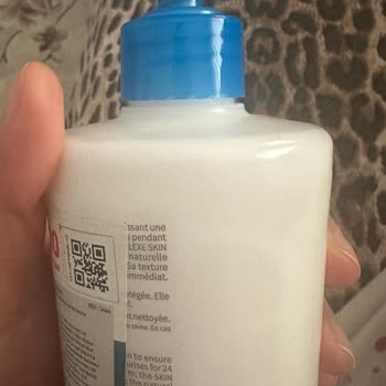 Kusurlu Atoderm Crème Ultra Ve Destek Ekibinin Sessiz Tutumu