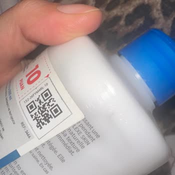 Kusurlu Atoderm Crème Ultra Ve Destek Ekibinin Sessiz Tutumu