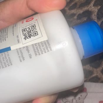 Kusurlu Atoderm Crème Ultra Ve Destek Ekibinin Sessiz Tutumu