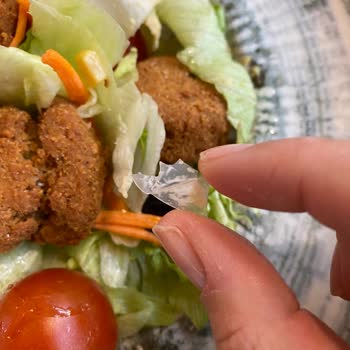 Akbatı Tavuk Dünyası Şubesinde Keskin Plastik Parça Salatada Bulundu