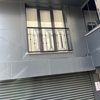 Estetik Kirliliği Yaratan Aktif Olmayan TurkNet Kabloları