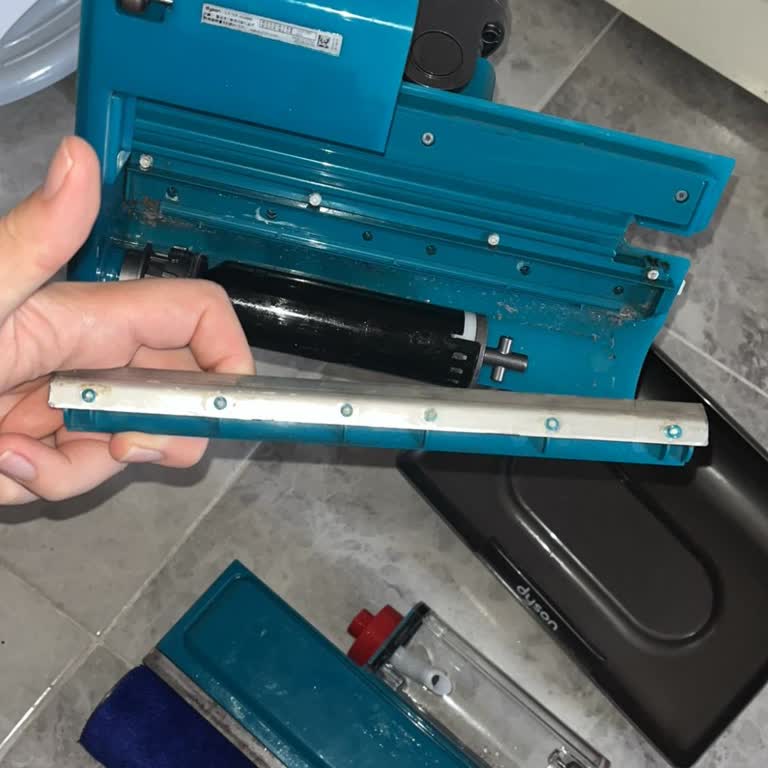 Dyson V15S Submarine Süpürge Yer Silme Başlığı Kırıldı Garantide Reddedildi Ücretsiz Değişim Talebi