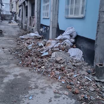 Seyhan Belediyesi Molozları Kaldırmıyor Mahalle Sokakları Engellendi