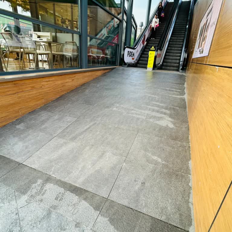 Kaygan Zemin Nedeniyle Yürüyen Merdiven Girişinde Düşüp Yaralandım