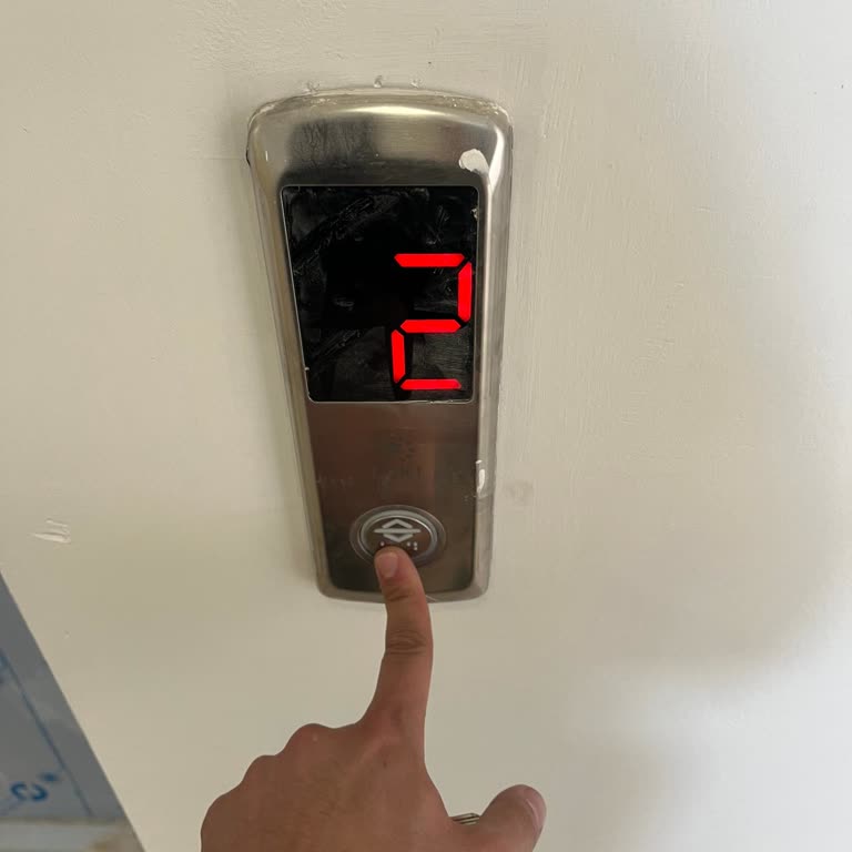 Güvenlik Riski Olan Kapı Camı Ve Sürekli Sıcak Su Ve Isınma Sorunları