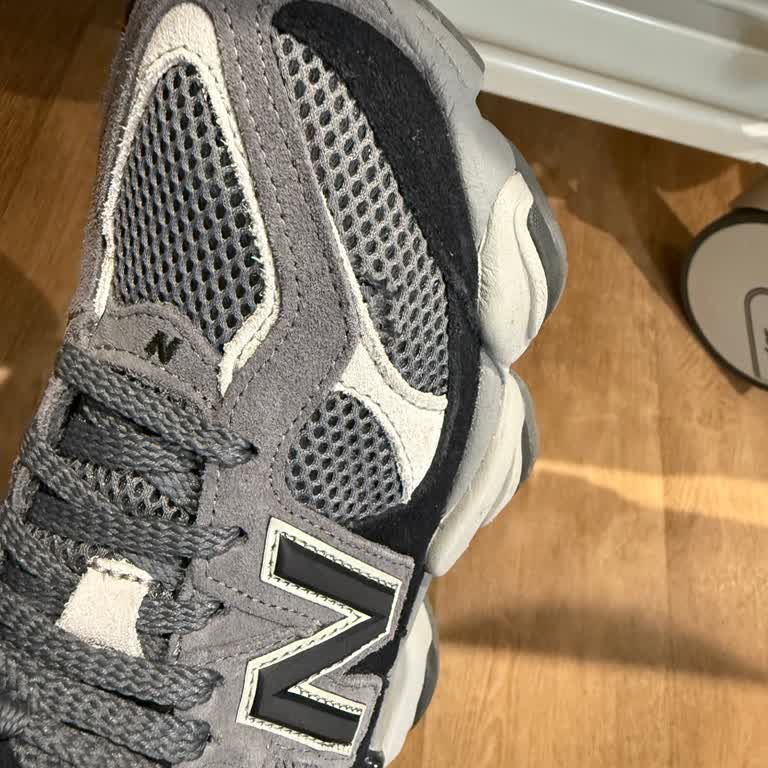 İndirimli Alınan New Balance 9060 Ayakkabısının Yırtılması Nedeniyle Birebir Değişim Talebi