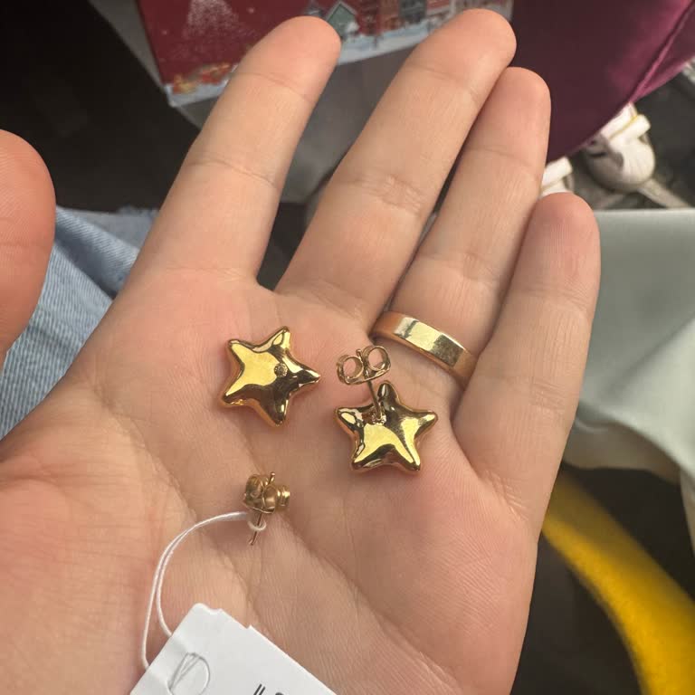 Guess Küpelerim Kırık Geldi, Değişim İçin 20 Gün Bekledim Ve Müşteri Hizmetlerine Ulaşamadım