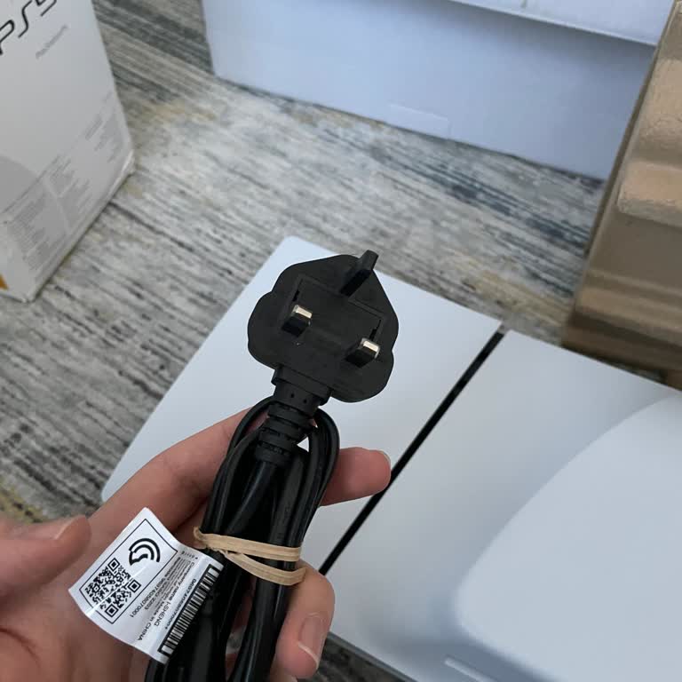 Kırık Kapak, Eksik Adaptör Ve Çalışmayan PS5: Sahte Yorum İddiası