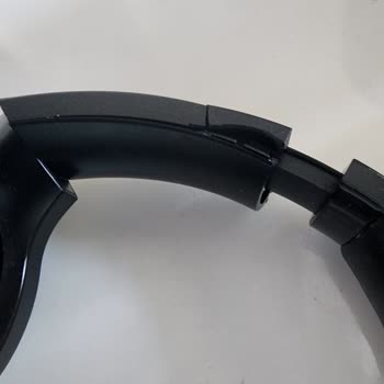 Kalitesiz Plastik Kulaklık Hızla Çatlayıp Parçalanıyor